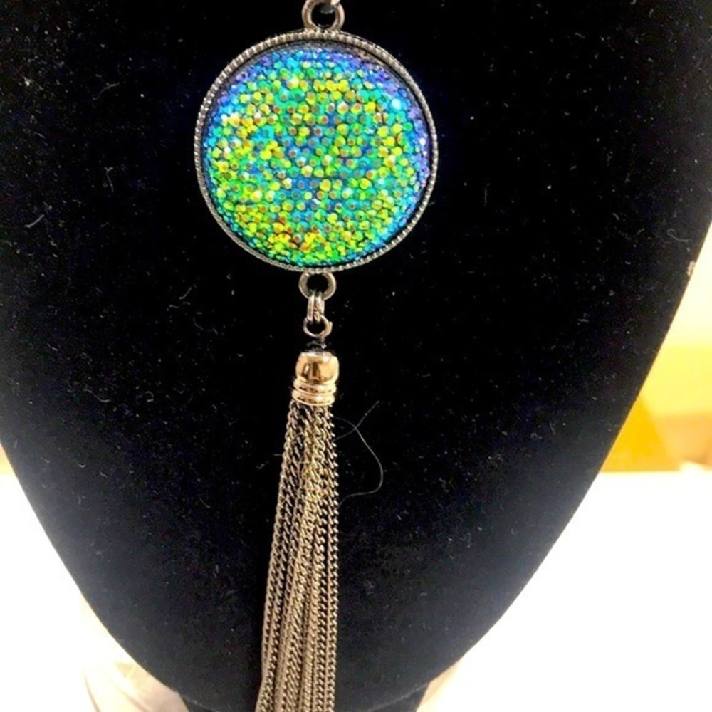 Beautiful Necklace with Sparkling Chromatic Round Pendant